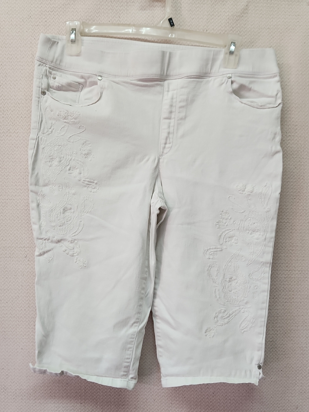Gloria Vanderbilt White Capri Pants with Subtle Purple Label